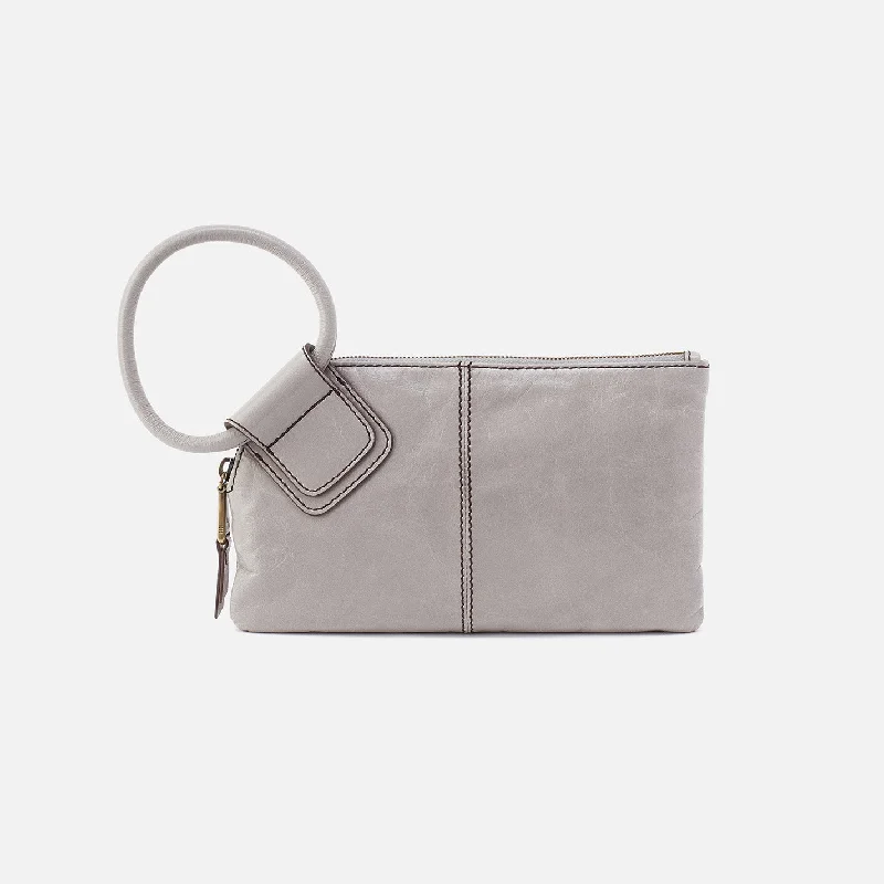 Sable Wristlet In Polished Leather - Light Grey